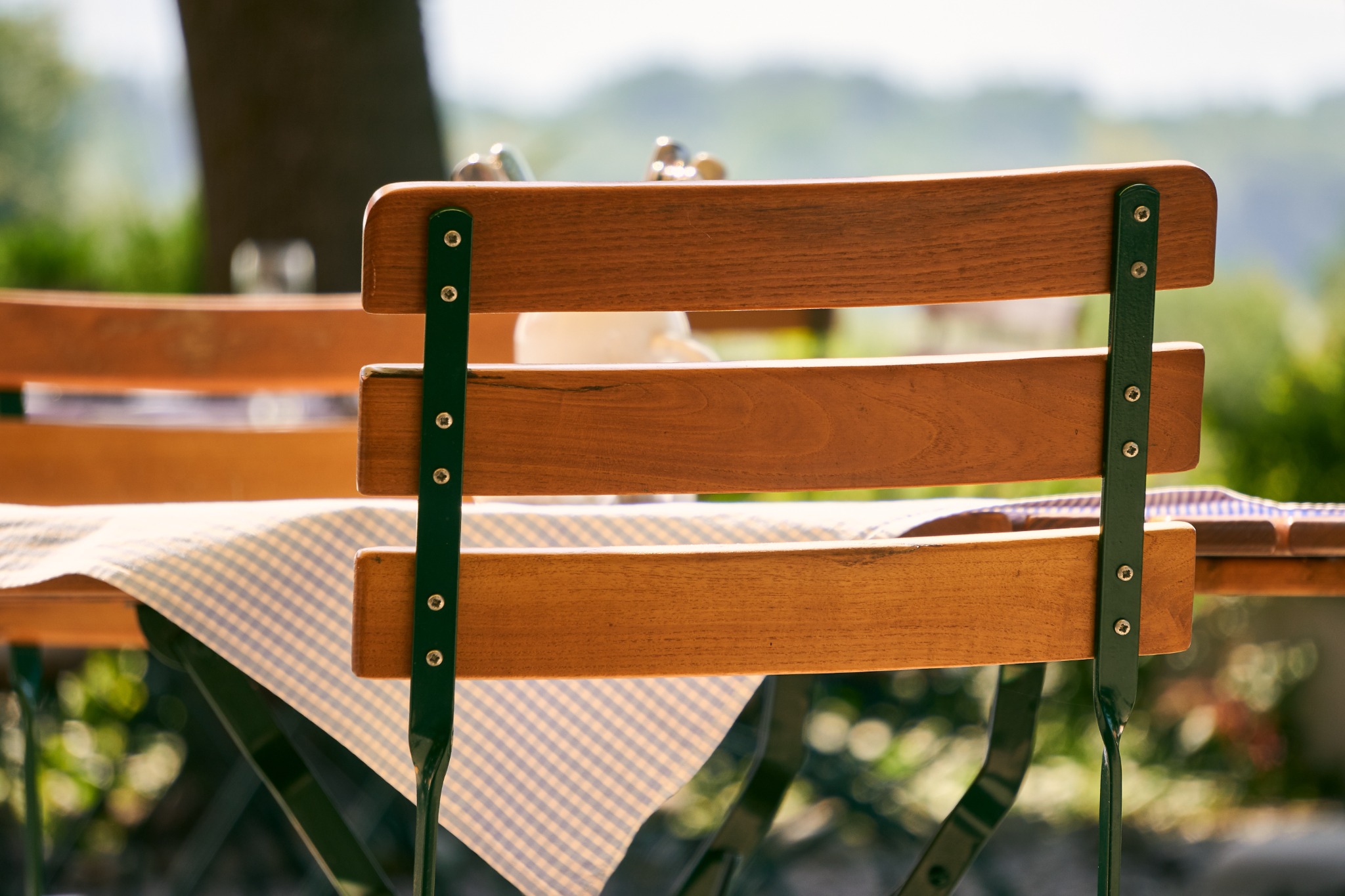 Freie Plätze an einem Tisch als Einladung zum Gespräch
